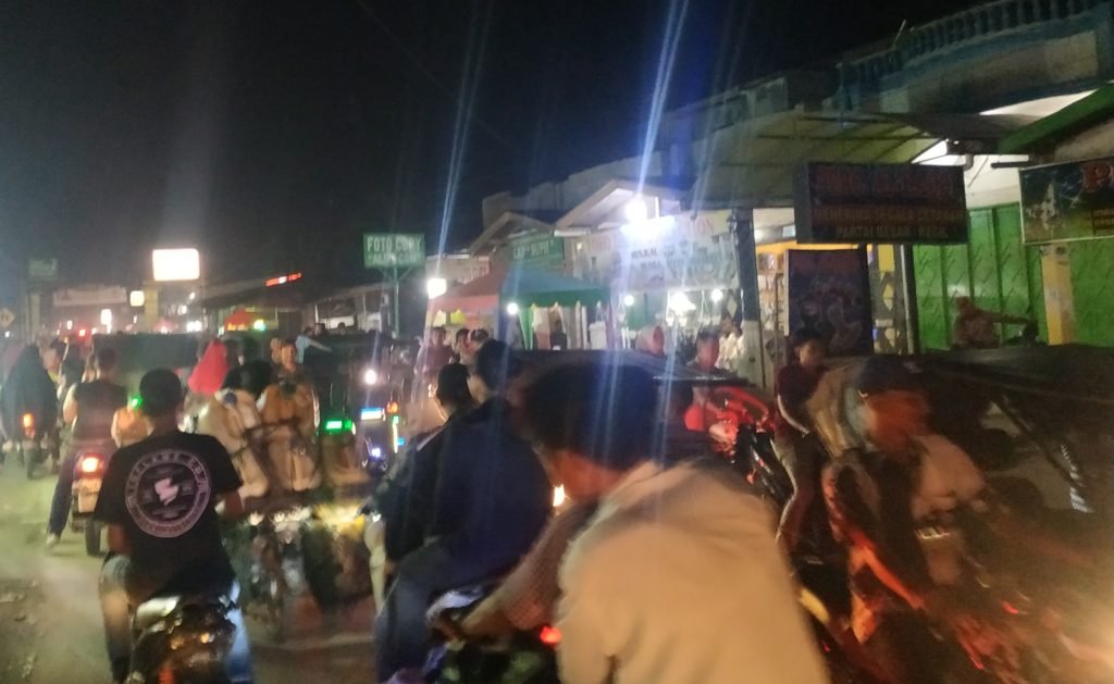 Warga Kesal, Pasar Malam di Simpang Empat Tanjung Tiram Bikin Macet