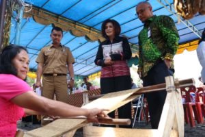 Inalum Berdayakan Perajin Ulos Ramah Lingkungan