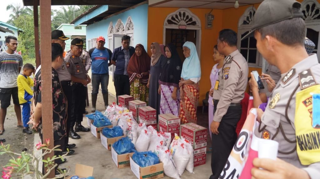 Polres Batubara Berikan Bantuan Korban Puting Beliung Desa Tanjung Seri