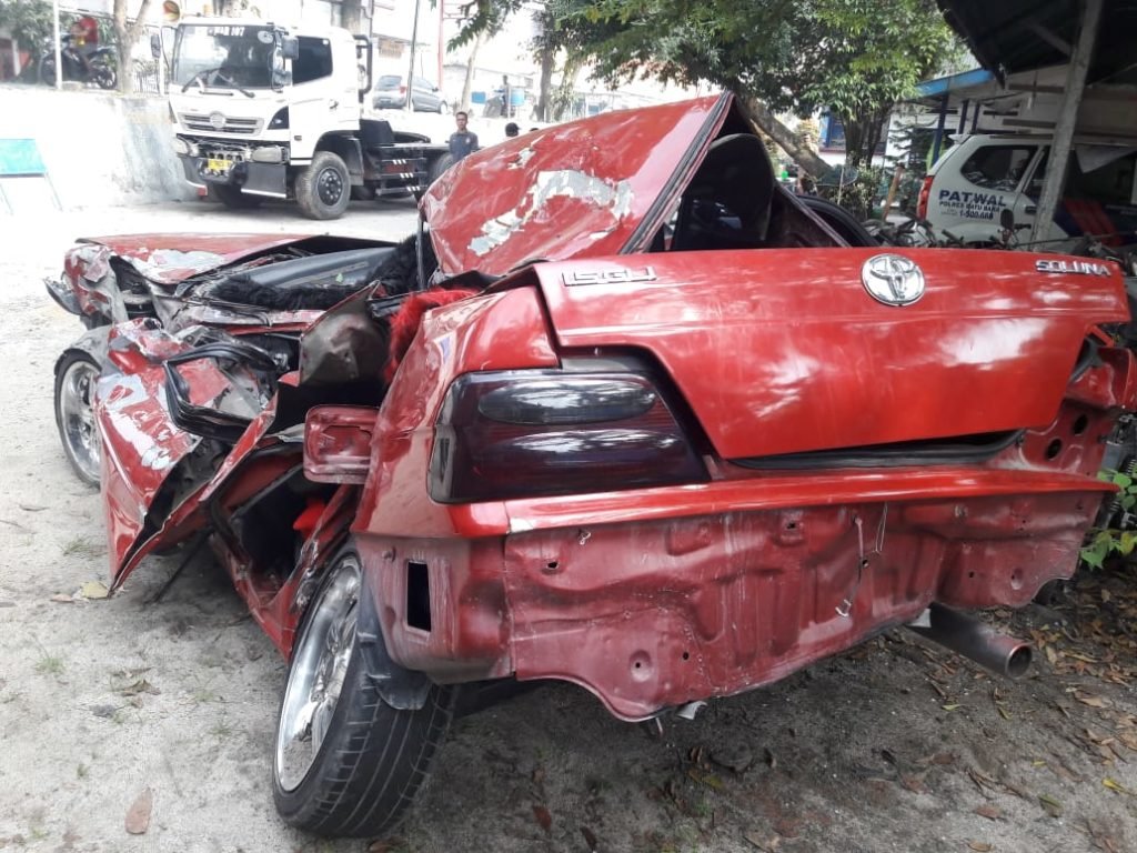 Tabrak Beruntun, Pengemudi Sedan Soluna Tewas, 1 Luka Berat