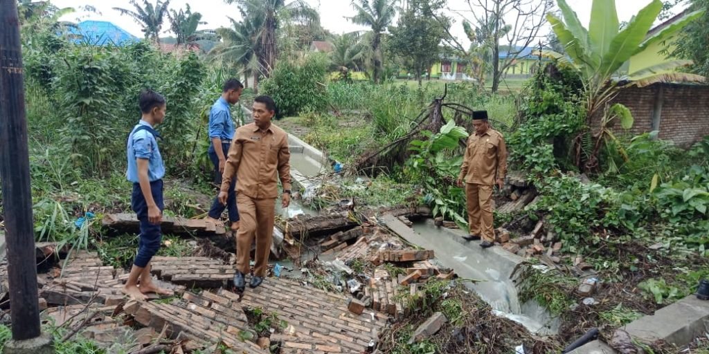 Bangunan Pagar MTsN Lima Puluh Rubuh