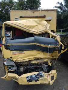2 Colt Diesel Tabrak Samping, 2 Luka Patah, 1 Luka Ringan