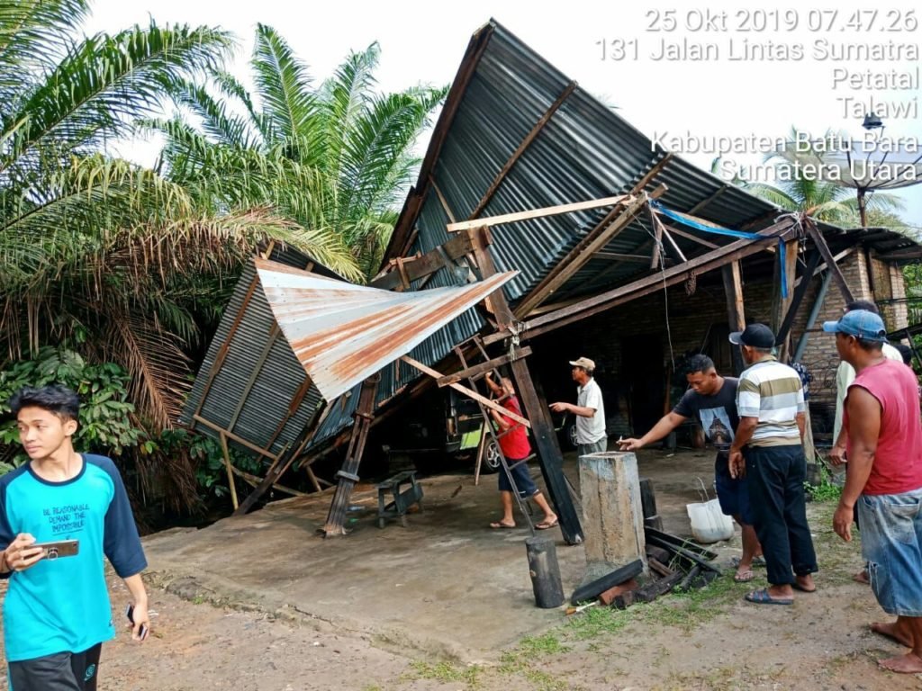 Hujan Deras Disertai Angin, Pemukiman Warga Digenang Air, Satu Rumah Ambruk