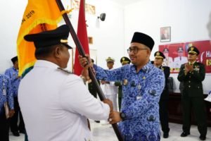 Wabup Serahkan Tunggul Kecamatan & Kelurahan Terbaik 2019