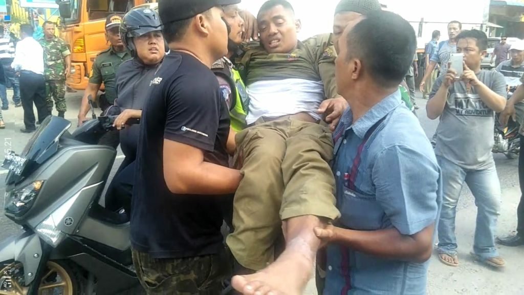 Diminta Pasang Baleho, Anggota Sat Pol PP Ini Kesetrum