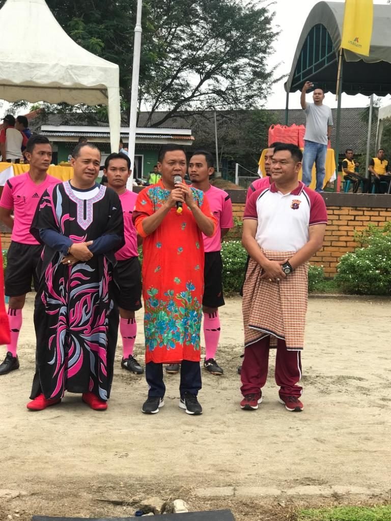 Meriahkan HUT ke 13, Bupati dan Kapolres Main Bola Pakai Daster