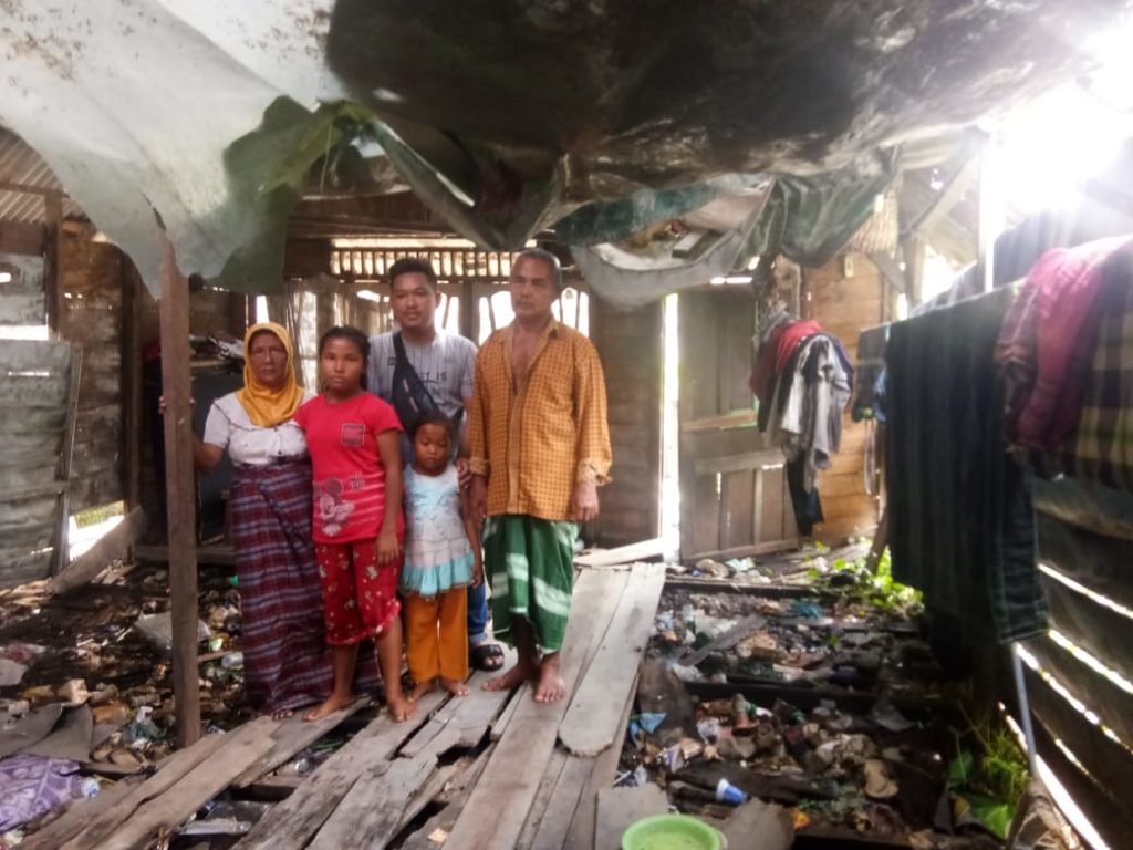 Pasutri Tinggal Digubuk Reot Bersama 5 Cucunya