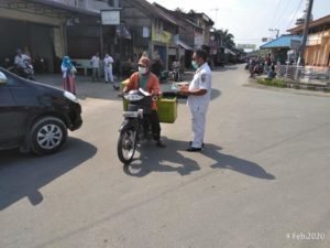 Sambut Intruksi Bupati Soal Virus Corona, Puskesmas Kedai Sianam Bagi Masker di Jalan
