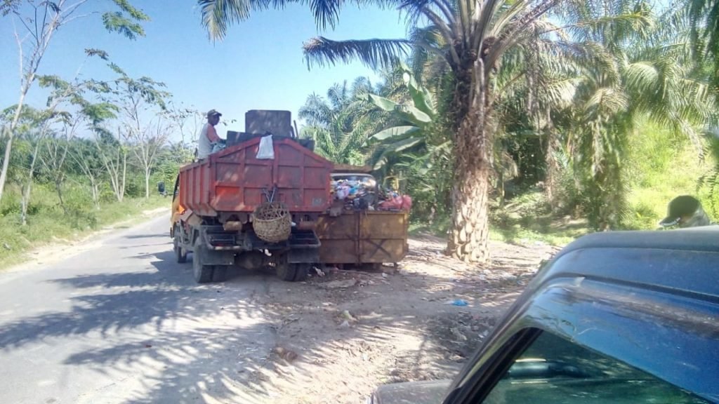 Dis LH Tumpuk Sampah Dipinggir Jalan, Camat: ‘Siap Abangda Biar Koordinasi Dinas Lingkungan Hidup