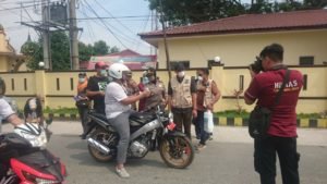 Peduli Wabah Covid-19, KSJ Bersama Dinkes Bagi Sabun Dijalan