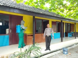 Antisipasi Covid-19, Puskesmas Semprot Disinfektan di Labuhan Ruku