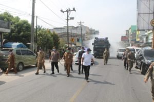 Cegah Covid-19, Bupati dan Kapolres Semprot Disinfektan