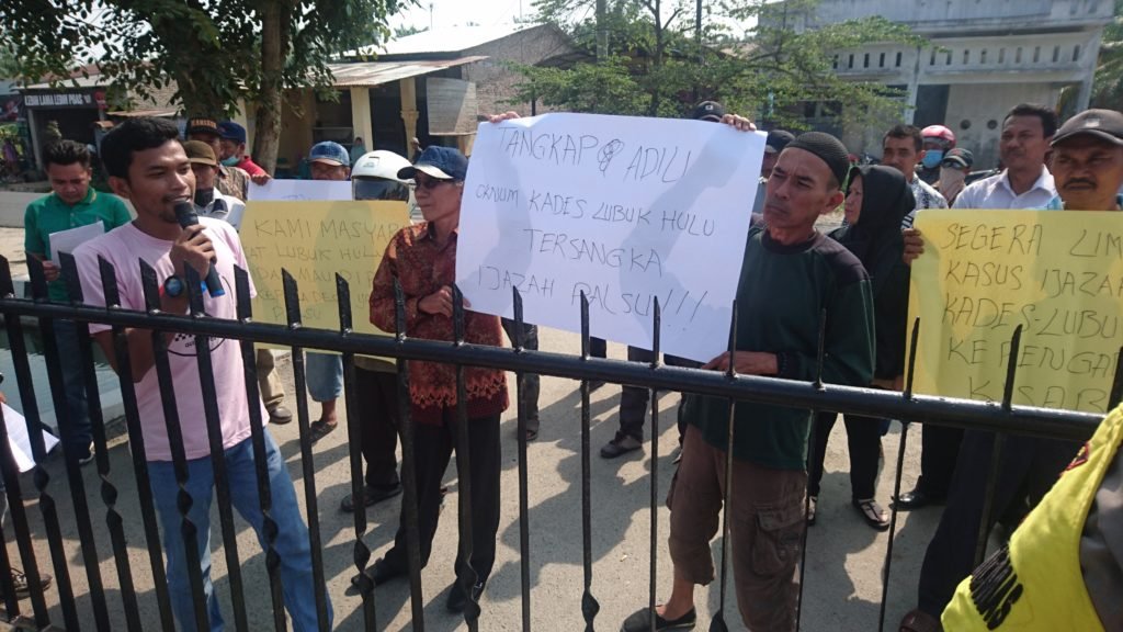 Ratusan Masyarakat Desa Lubuk Hulu Desak Kejari Tahan Kades ‘Pemakai’ Ijazah Palsu