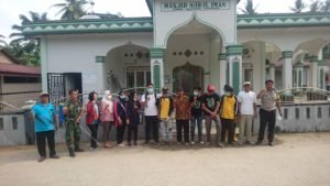 Covid-19, Puskesmas Kedai Sianam Bersama KSJ Semprot Disinfektan Mesjid Desa Gunung Badung