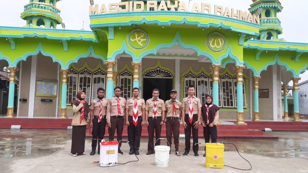 Pramuka Kwaran Talawi Semprot Disinfektan Dua Mesjid