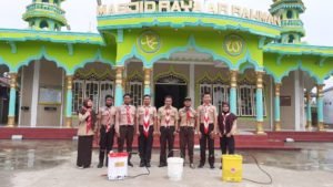 Pramuka Kwaran Talawi Semprot Disinfektan Dua Mesjid