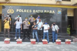 Kapolres Batubara Bagi Paket Sembako ke Wartawan