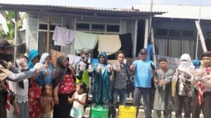 Puskesmas Lamban, Warga dan Pemuda Tanjung Tiram Semprot Disinfektan