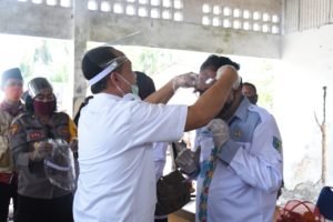 Bupati dan Kapolres Bagikan APD Pada Tim Medis