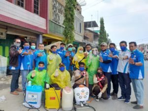 Cegah Covid-19, KNPI Tanjung Tiram Lakukan Penyemprotan dan Bagi Masker Gratis