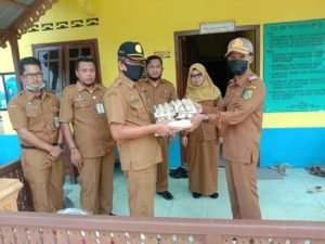 Disketapang Salurkan 30 Paket Peduli Covid-19 di Desa Pulau Sejuk