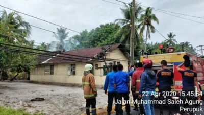 Tiang Listrik Tumbang, Satu Rumah Warga Diperupuk Nyaris Terbakar