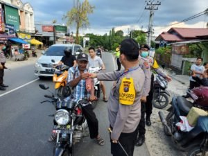 Kapolres Batubara Berbagai Takjil Pada Pengguna Jalinsum Lima Puluh