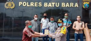 ‘Wappres’ Berikan Plakat Apresiasi ke Kapolres Batubara Peduli Covid-19