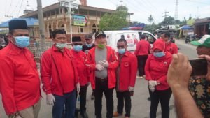 DPC PDIP Batubara Bagi Masker, Handsanitizer dan Disinfektan Gratis