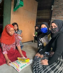Sambut Bulan Suci Ramadhan, Wanita Cantik ini Bagikan Paket Sembako