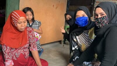 Sambut Bulan Suci Ramadhan, Wanita Cantik ini Bagikan Paket Sembako