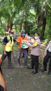 Kapolres Batubara Sambangi Buruh Tani Desa Air Hitam dan Bagi Sembako