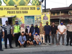 Mahasiswa Batubara Bagi Ratusan Masker dan Takjil Pada Pengguna Jalan