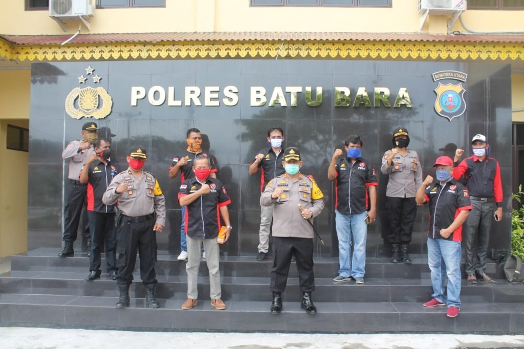 Kapolres Bagikan Baju dan Suplemen Untuk Jurnalis Batubara