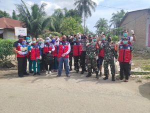 Tim Gugus Covid-19 Lima Puluh Pesisir Bagikan 724 Masker dan Rapid Test Warga