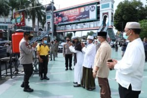 Kapoldasu Tinjau Penyaluran Baksos di Mesjid dan Gereja Kota Medan