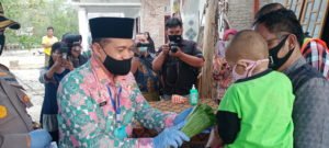 Bupati dan Kapolres Tempung Tawar M Alpan dan Berikan Sembako ke Warga