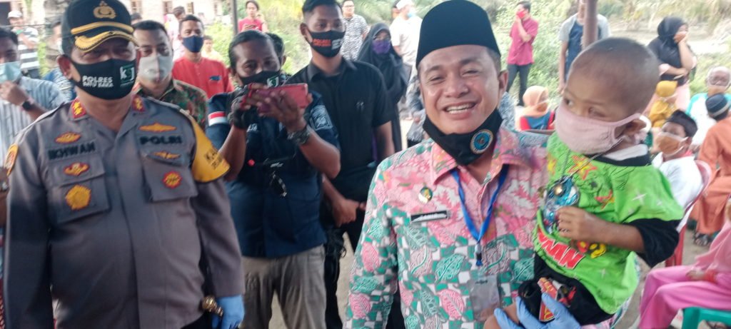 Bupati Batubara dan Kapolres Kunjungi Bocah Penderita Tumor Mata Desa Perupuk