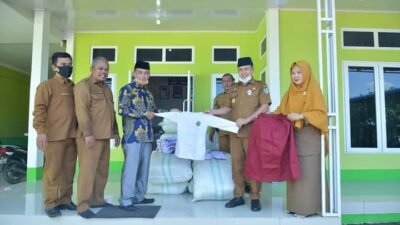 Bupati Bantu 1500 Baju Sekolah ke Kemenag Batubara