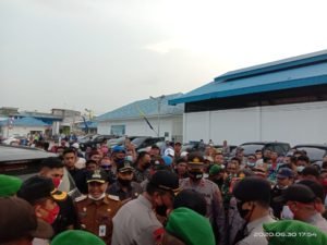 Di Pelabuhan Ujung Boom, Bupati Jadi Perhatian Warga