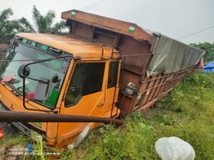 Parkir Buang Air Kecil Dipinggir Jalan, Pengemudi Fuso Tewas