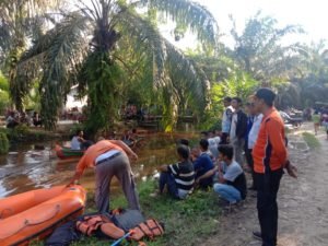 Sedang Memanen Sawit, Ponidi Hilang Diseret Buaya