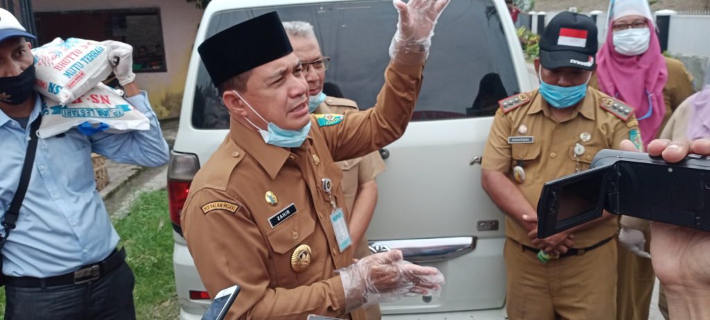 Bupati Kunjungi dan Support Keluarga Covid-19, Serahkan Bantuan