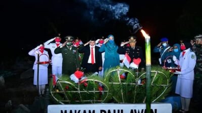 Bupati Bersama Ketua TP PKK Ziarah Makam Pahlawan Desa Simpang Dolok