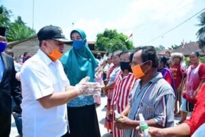 Bupati Bersama Ketua TP PKK Bagi Masker di Desa Cahaya Pardomuan