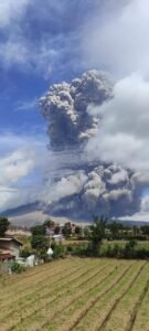Gunung Sinabung Erupsi, Kota Berastagi Gelap
