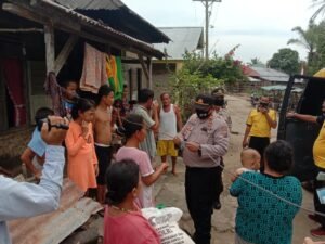 Kunjungi Desa Laut Tador, Kasat Binmas Bagi 45 Paket Sembako