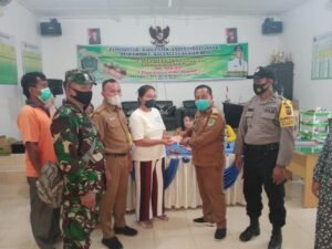 Kades Londut Serahkan Batuan BLT DD Tahap lV ke 165 KK