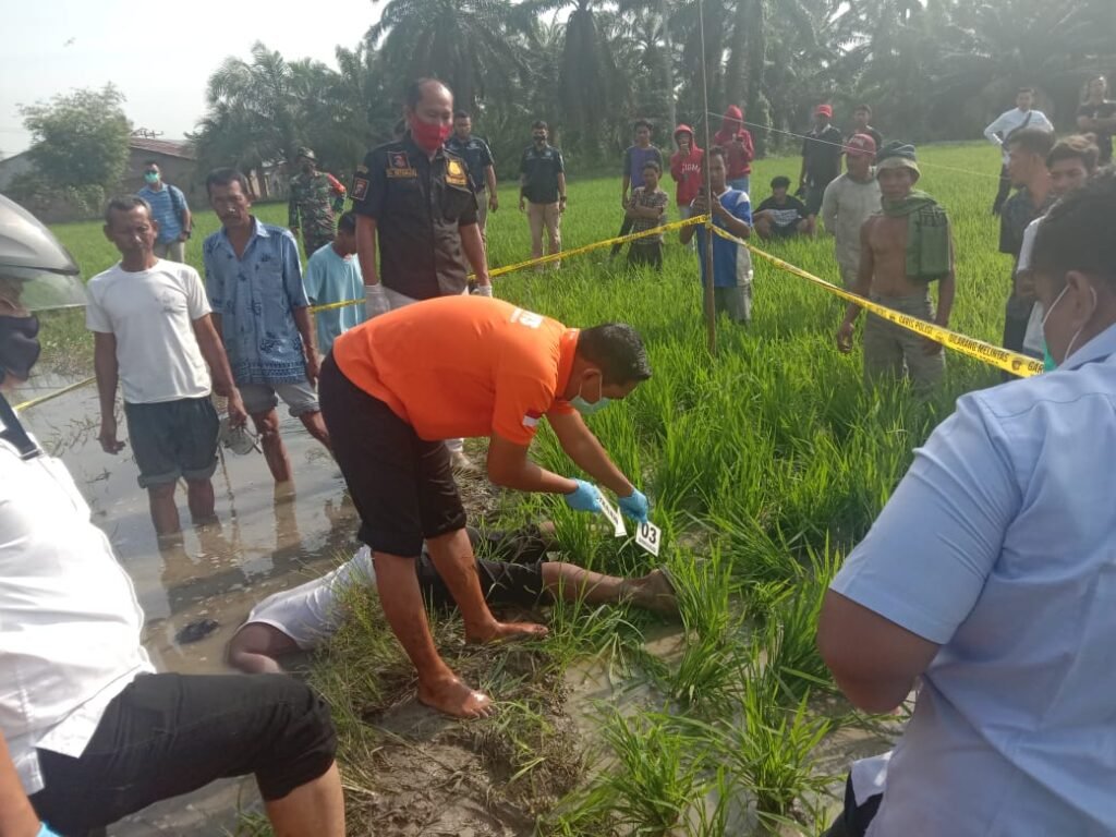 Warga Desa Air Hitam di Gegerkan Penemuan Mayat Terlungkup Dipinggir Kolam