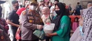 Kapolres Bersama KSJ Bagi 1,250 Ton Beras ke Warga Desa Ujung Kubu
